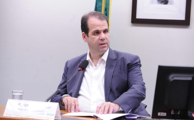Projeto na Câmara exige cor na etiqueta de roupas para ajudar daltônicos