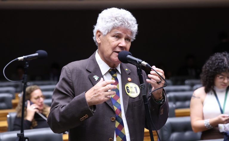 Projeto de lei amplia vagas de estacionamento para idosos conforme a população local
