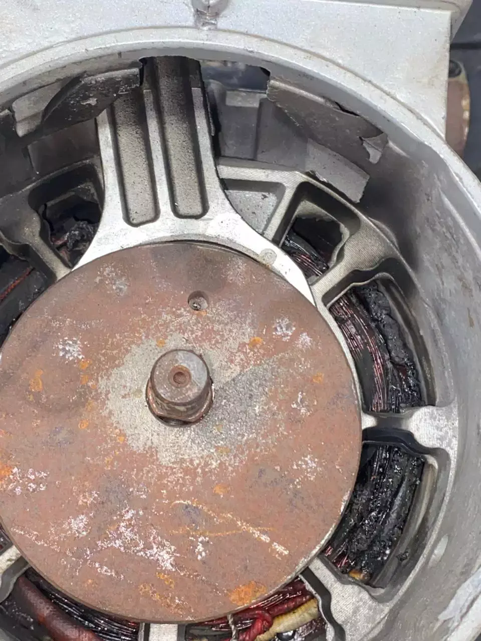 Quedas de energia em Guarujá geram prejuízos, danificam equipamentos e fiação de condomínio pega fogo