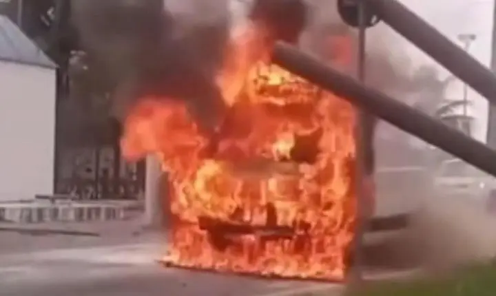 Ambulância do Samu pega fogo em Itanhaém; VÍDEO