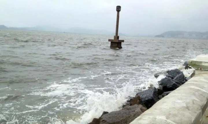 Baixada em estado de atenção para maré alta, ondas de até 3m e chuvas fortes
