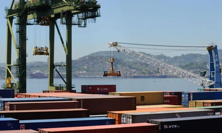 Balança comercial brasileira atinge superávit de US$ 7,4 bilhões em agosto