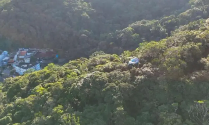 Balão cai em área de mata em morro de Guarujá