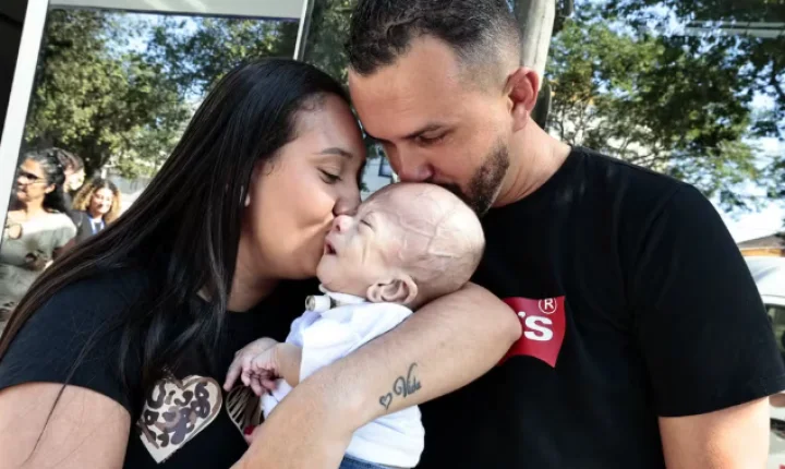 Bebê recebe alta após 9 meses na UTI e ganha homenagem no litoral de SP: 'Milagre', diz mãe