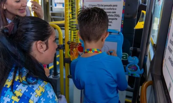 Bertioga cria espaços especiais para pessoas com TEA em ônibus municipais