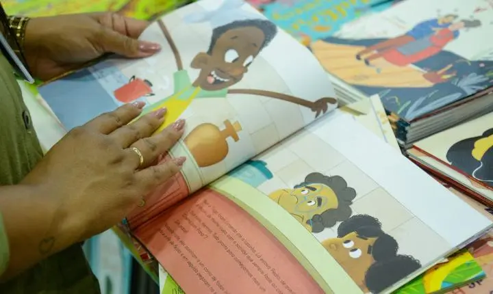Bienal nas escolas adota tema da Copa do Mundo para estimular a leitura no Rio de Janeiro