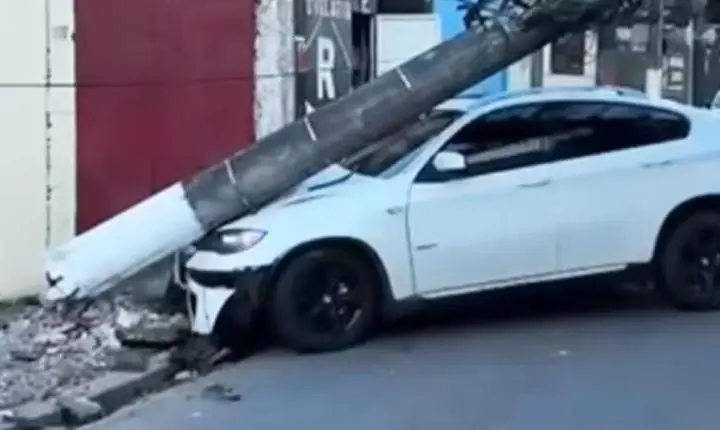 BMW colide com poste no Centro de Santos; via é interditada e região fica sem luz
