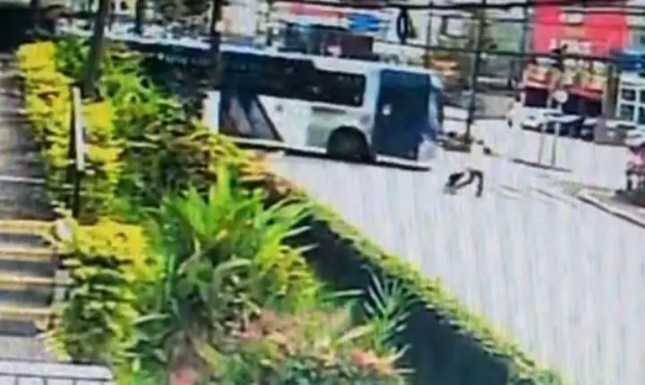 Câmera mostra o momento em que idosa é atropelada em São Vicente; VÍDEO
