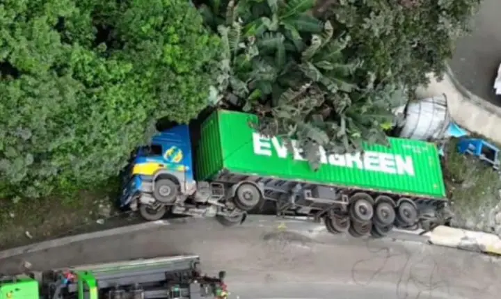Carreta perde carga, tomba e bloqueia acesso em Guarujá