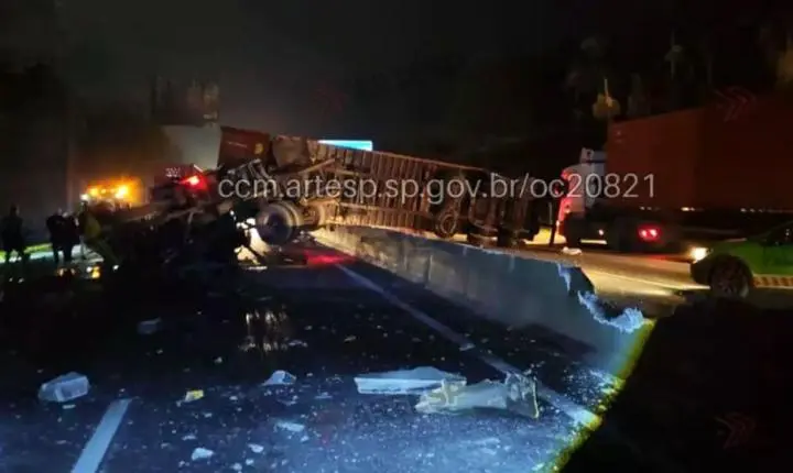 Carreta tomba após colisão e gera bloqueios na Cônego Rangoni