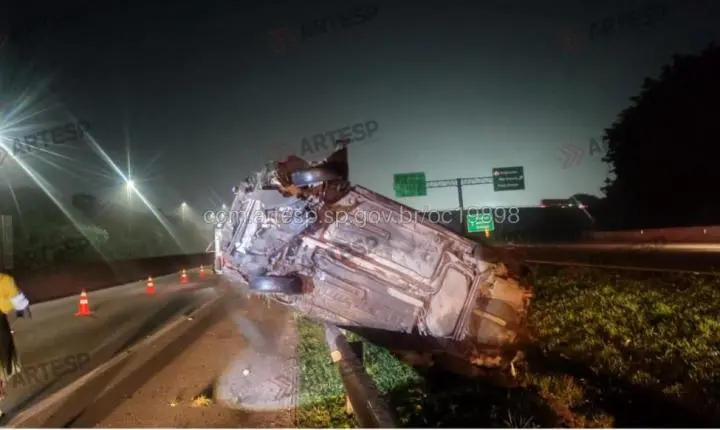 Carro capota na Anchieta e deixa vítima em estado grave