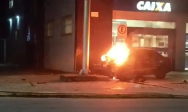 Carro pega fogo e motorista abandona veículo em avenida de Bertioga