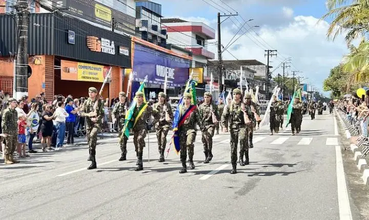 Com carros oficiais, desfile Cívico-Militar encanta público em Vicente de Carvalho