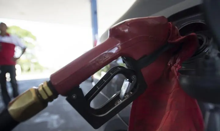 Governo mantém desconto na gasolina após nova alta mundial do petróleo