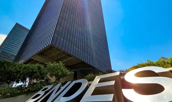 Lula destaca confiança dos técnicos do BNDES e anuncia R$ 140 bilhões para a indústria