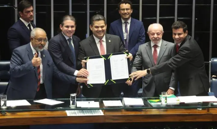 Congresso promulga fim da escala 6x1 com nova jornada máxima de trabalho