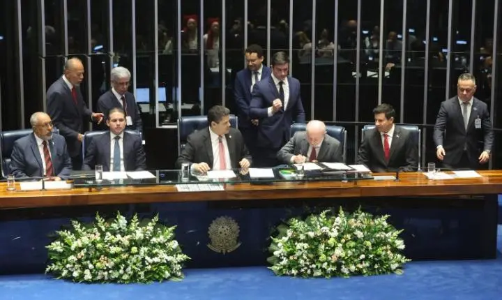 Congresso promulga fim da escala 6x1 e nova aposentadoria
