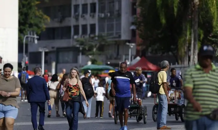 Crescimento populacional no Brasil desacelera e atinge 0,37% em 2026, aponta IBGE