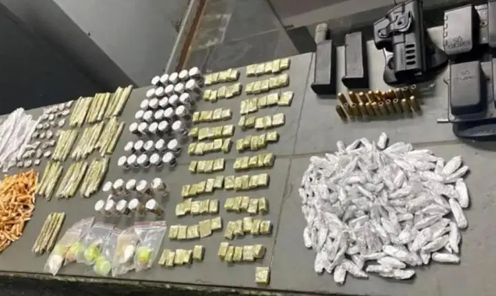 Criminoso é preso com grande quantidade de drogas e munições em São Vicente
