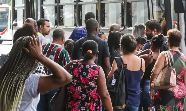 Desemprego mais longo atinge mínima histórica, revela IBGE