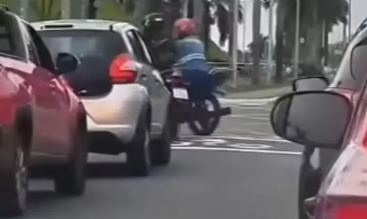Dupla segue motociclista, atira para o alto e rouba moto em Praia Grande