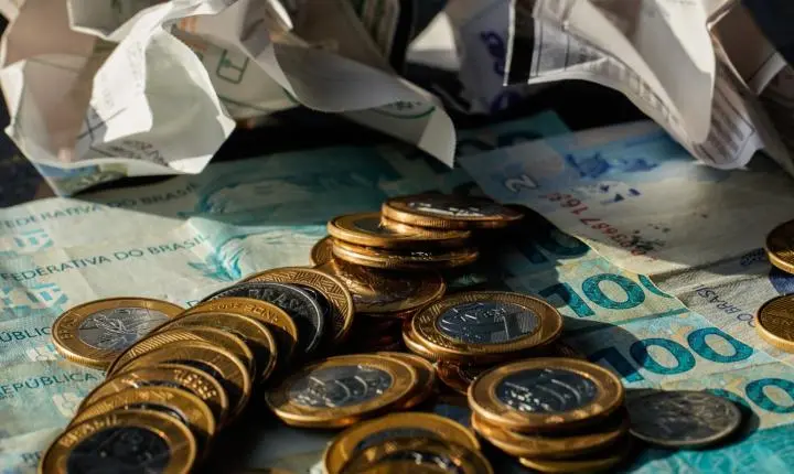 Economia brasileira cresce 0,7% em maio, impulsionada pelo consumo das famílias, revela FGV