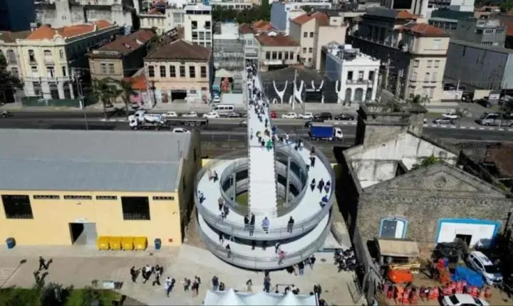 Elevadores parados dificultam acesso à travessia entre Santos e Guarujá