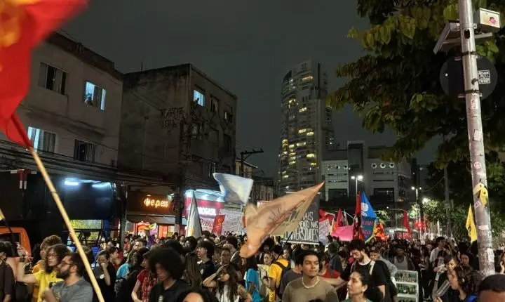 Estudantes de São Paulo protestam contra cortes em universidades
