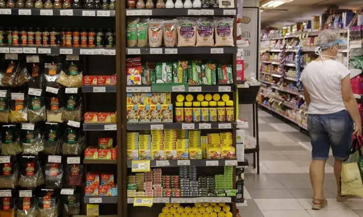 Fabricação de produtos alimentícios lidera geração de empregos na indústria em 2024, aponta IBGE