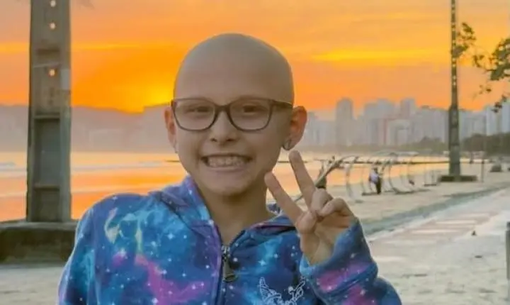 Família faz campanha para garantir braço mecânico a menina com câncer raro