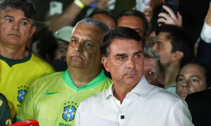 Flávio Bolsonaro descumpre prazo e não entrega passaporte à PF