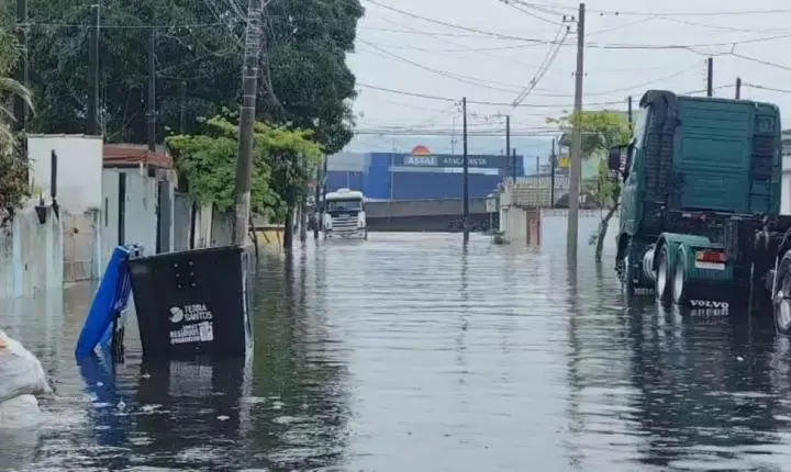 Forte chuva provoca alagamentos na Baixada Santista nesta quarta