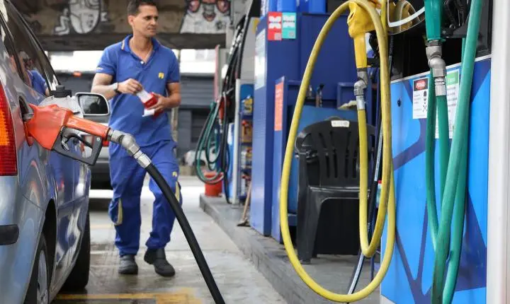 Governo federal estabelece subvenção de R$ 0,44 por litro para a gasolina