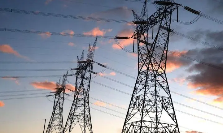 Governo federal renova contratos de distribuidoras de energia, impulsionando investimentos e qualidade em 13 estados