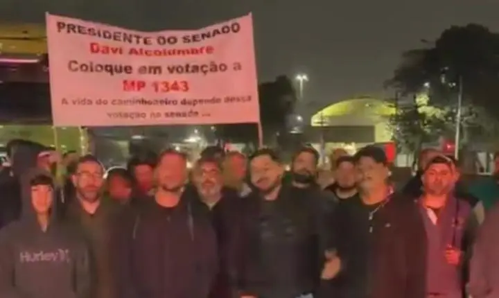 Greve nacional dos caminhoneiros tem mobilização no Porto de Santos