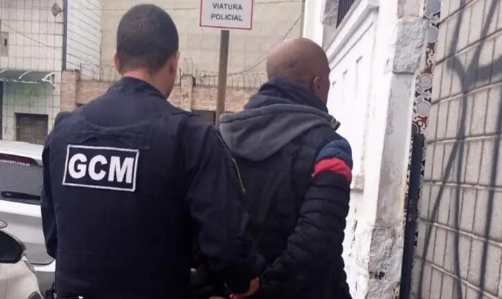 Homem descumpre medida protetiva e é preso após perseguir ex-companheira em São Vicente