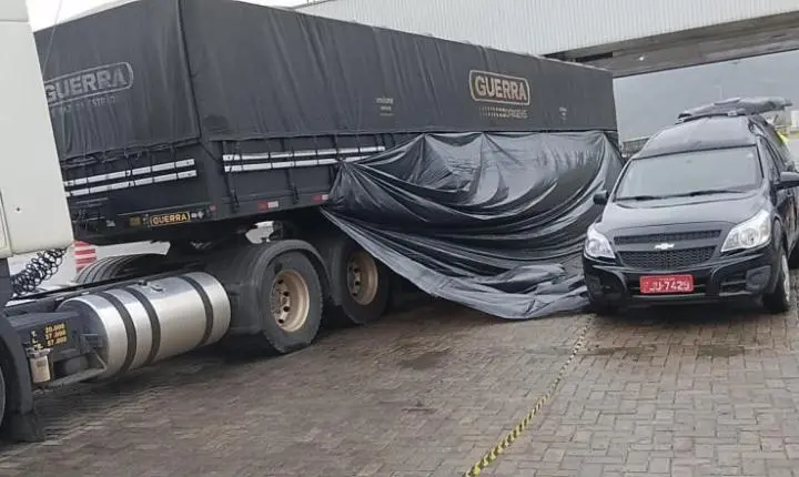 Homem é encontrado morto preso a carroceria de caminhão em Cubatão