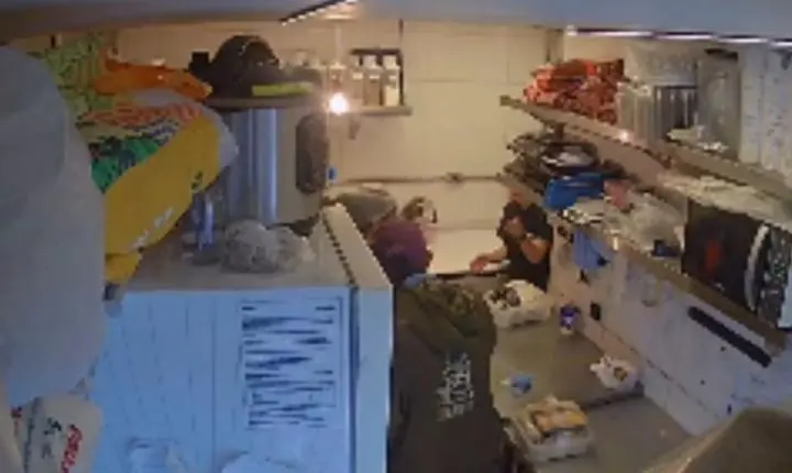 Homem prende funcionárias em banheiro durante assalto a doceria em Santos; VÍDEO