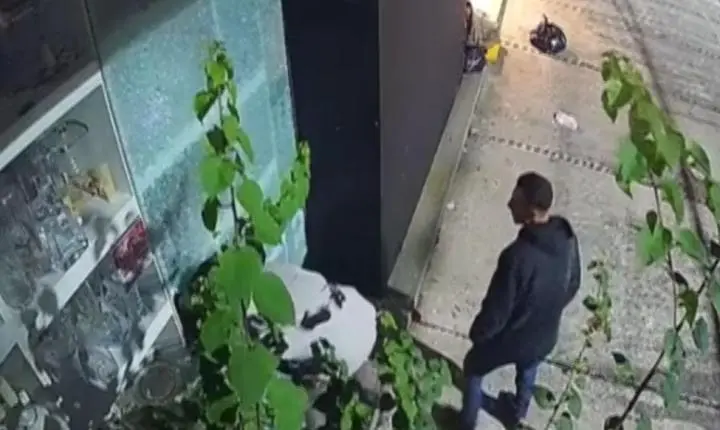Homem quebra vitrine de loja com pedra em Santos e é preso no dia seguinte; VÍDEO