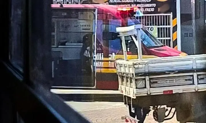 Idosa fica ferida após ser atropelada por caminhão em Praia Grande