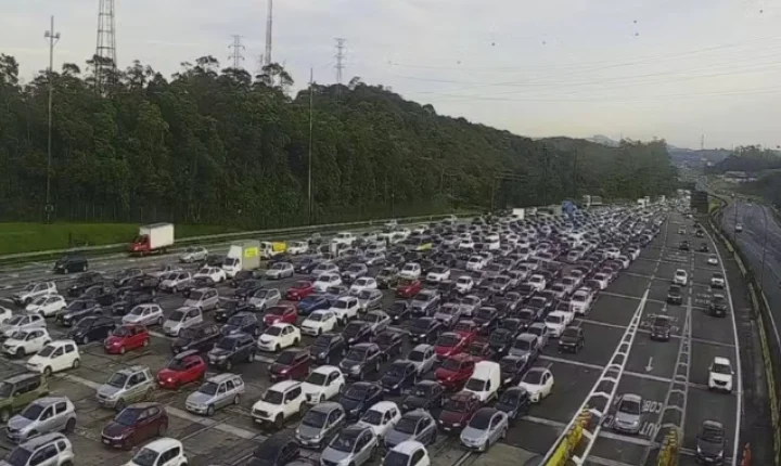 Imigrantes tem trânsito lento na descida ao litoral de SP no feriado