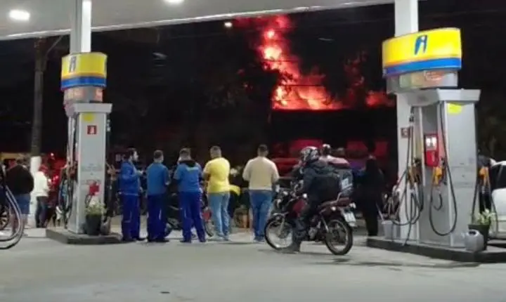 Incêndio de grandes proporções atinge loja em Vicente de Carvalho 