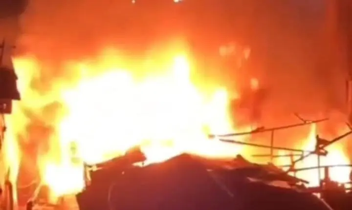 Incêndio destrói duas moradias em comunidade de Cubatão