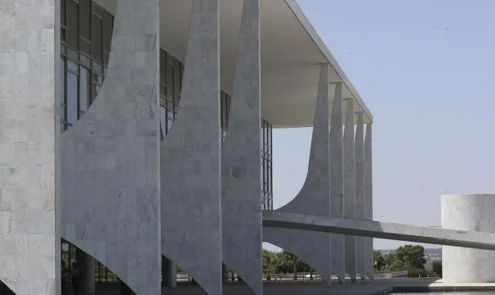 Lula sanciona fim da taxa das blusinhas para compras de até 50 dólares