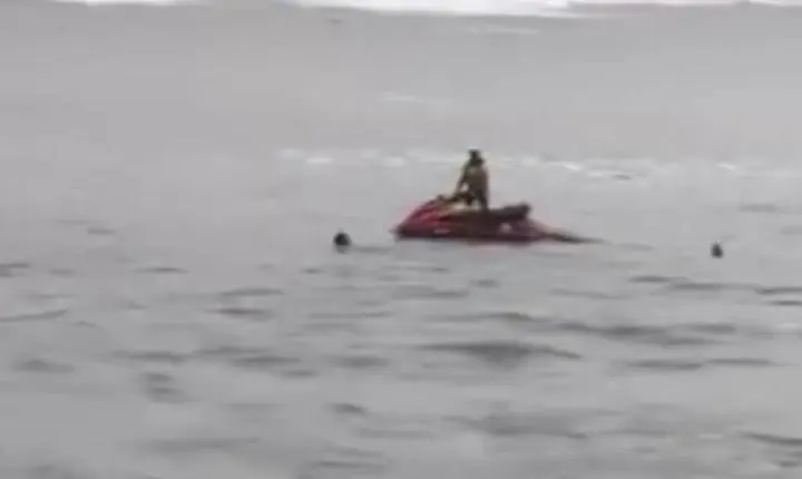 Jovem de 21 anos desaparece no mar durante tentativa de resgate em Guarujá; VÍDEO