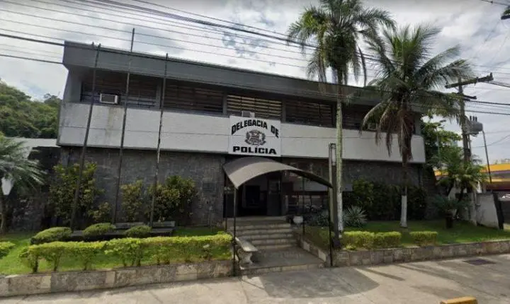 Jovem morre após carro bater em poste e motorista é preso em Guarujá