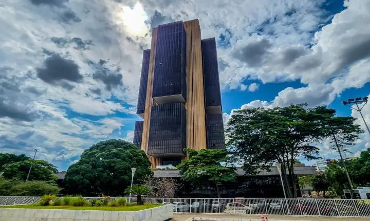 Economistas divergem: juros altos pressionam mais a dívida pública que gastos, dizem especialistas