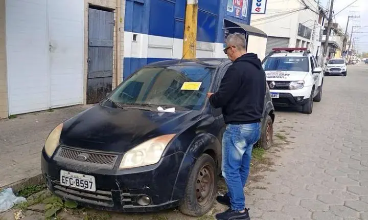 Mais de 340 veículos abandonados são retirados de vias públicas em Guarujá