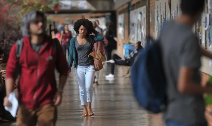 Mais da metade dos estudantes de graduação abandona curso por cuidados com os filhos