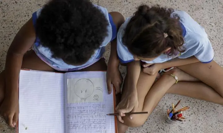 Metade dos estudantes não reconhece debate sobre educação antirracista nas escolas, revela estudo